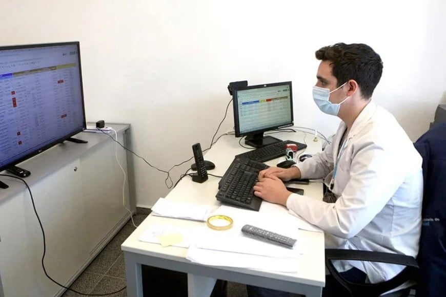 Martín hizo guardias, atendió pacientes, prescribió medicamentos y firmó certificados.