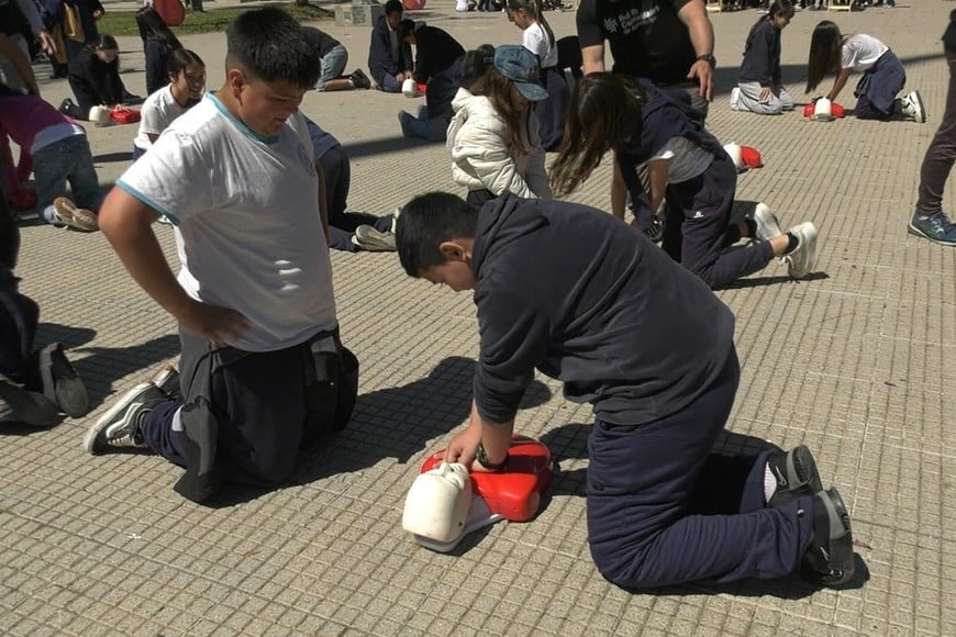 Actividad práctica de RCP incluida en la jornada de prevención.