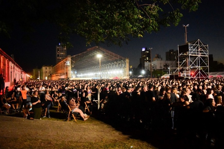 Airbag brindó un recital para más de 16 mil personas en la Estación Belgrano.