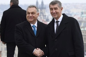 Babiš, triunfador en Chequia, saludando a Orbán, primer ministro de Hungría. Crédito: Radio Prague