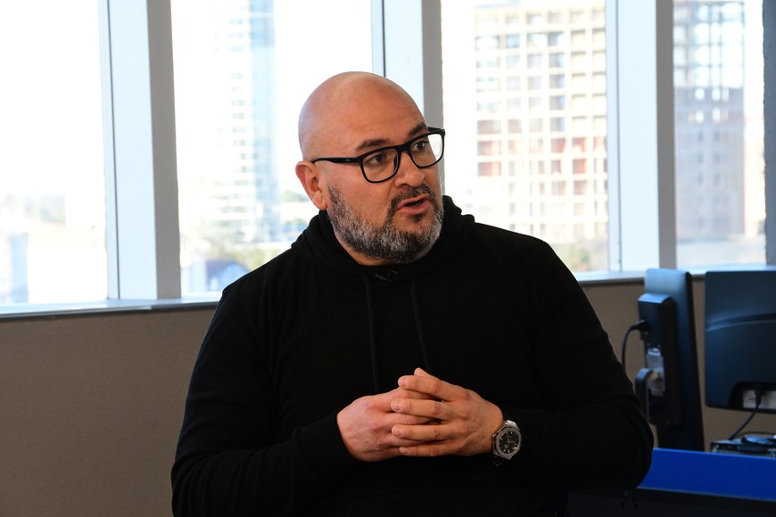 Suárez impulsa un proyecto para modernizar la iluminación urbana. Crédito: Flavio Raina.