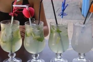 No está claro si la contaminación fue intencional o accidental, y se pide a la gente que evite consumir bebidas sin etiquetas.