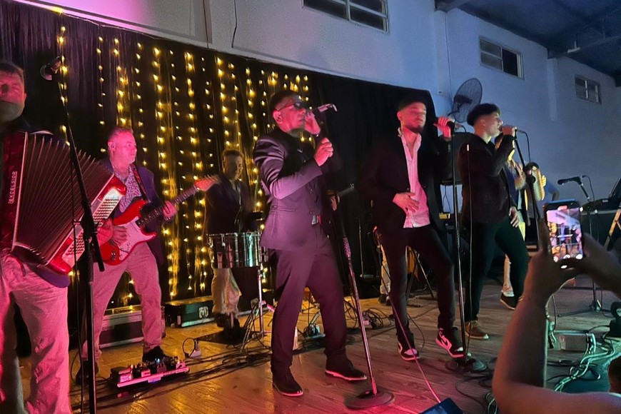 El evento contó con la presentación de la reconocida banda La Contra, llegada desde la ciudad de Santa Fe, y de la Agrupación Gerardo, oriunda de Rafaela, quienes hicieron vibrar al público con su energía y repertorio musical.