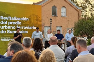 Posteriormente, Calvo acompañó la recorrida de las obras de ampliación y mejora de la red cloacal en barrio Moreno
