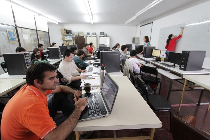 La facultad ya venía desde los '70 con capacitaciones en informática.  Foto: El Litoral