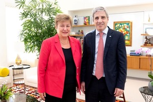 Kristalina Georgieva, titular del FMI, junto a Luis Caputo, ministro de Economía argentino. Crédito: FMI