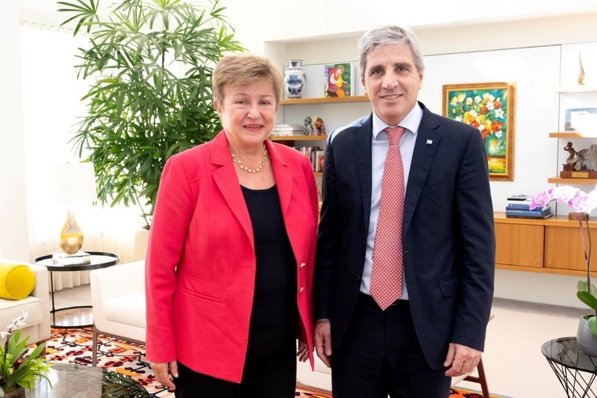 Kristalina Georgieva, titular del FMI, junto a Luis Caputo, ministro de Economía argentino. Crédito: FMI