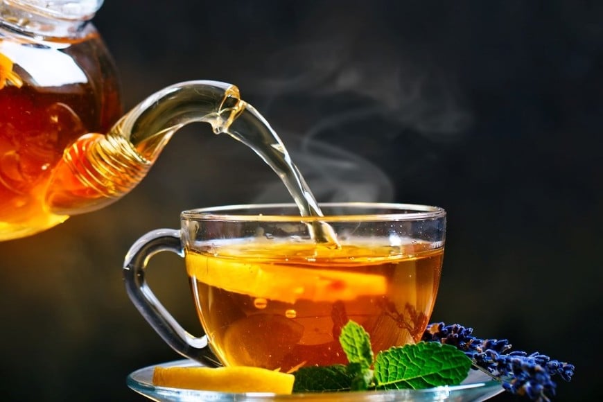 Presenta diversas variedades con propiedades específicas.