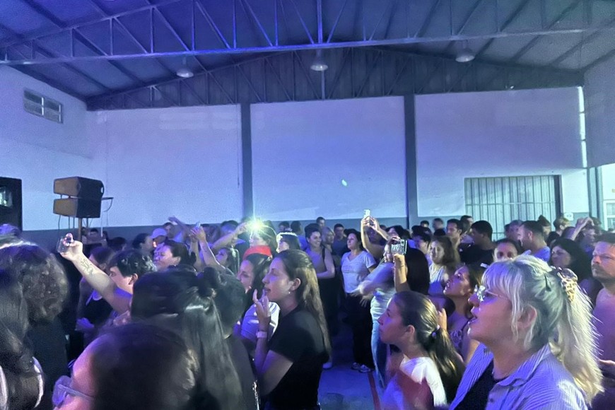 El evento contó con la presentación de la reconocida banda La Contra, llegada desde la ciudad de Santa Fe, y de la Agrupación Gerardo, oriunda de Rafaela, quienes hicieron vibrar al público con su energía y repertorio musical.