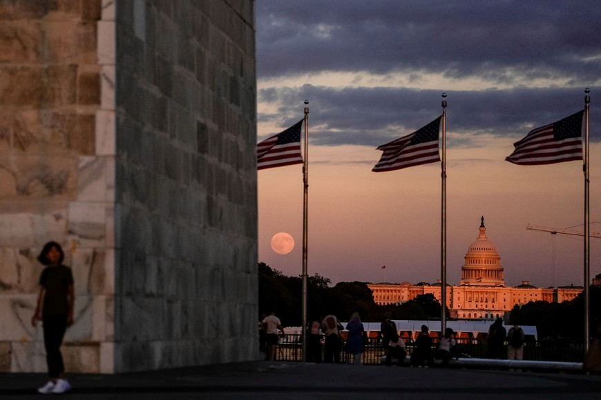 The first supermoon of the year, known as the Harvest Moon, rises above the National Mall, in view of the dome of the U.S. Capitol from the Washington Monument during the sixth day of a shutdown of the federal government in Washington, D.C., U.S., October 6, 2025. REUTERS/Kent Nishimura