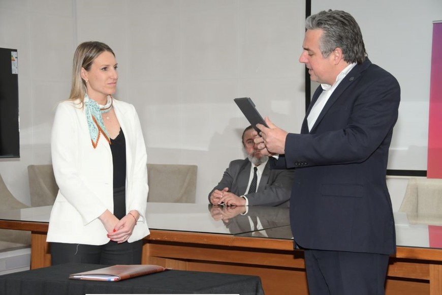 El ministro Cococcioni junto a Virginia Coudannes, durante la jura de la nueva Constitución santafesina. Foto: Manuel Fabatia
