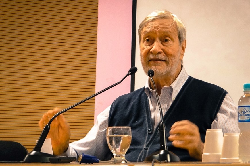 Gianni Vattimo (1936-2023), filósofo y político italiano cuya obra específica es catalogada como parte de la filosofía posmoderna?. Fue conocido como el filósofo del "pensamiento débil", expresión que él acuñó.