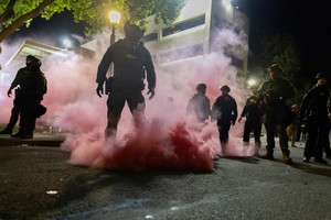 Disturbios con la Guardia Nacional el domingo en Portland, Oregon. Crédito: REUTERS/Carlos Barria
