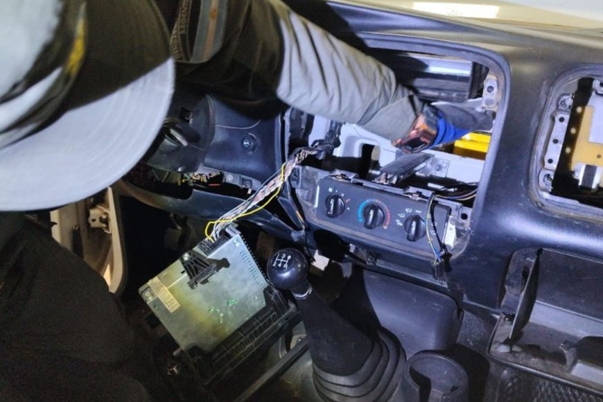 Los conductores fueron delatados por anomalías en los tornillos del estéreo y percibieron un fuerte olor a pintura fresca.