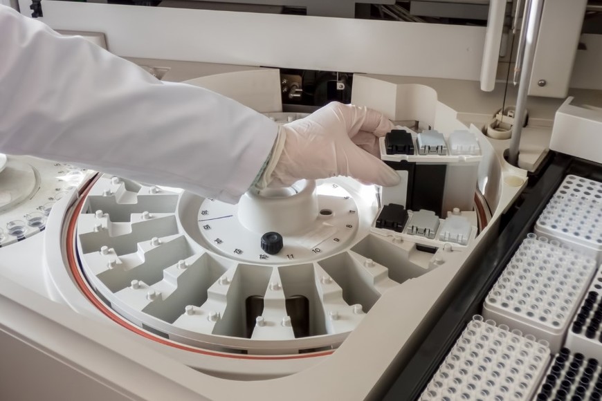 Inhibir preventivamente las actividades productivas del laboratorio con domicilio en Rosario.