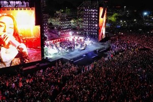 Escenario monumental: Baglietto, Nicki y la orquesta, noche histórica.