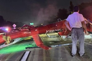 Un helicóptero sanitario cayó sobre la autopista 50 en Sacramento