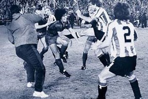 En la batalla campal intervinieron casi todos los jugadores de ambos equipos.