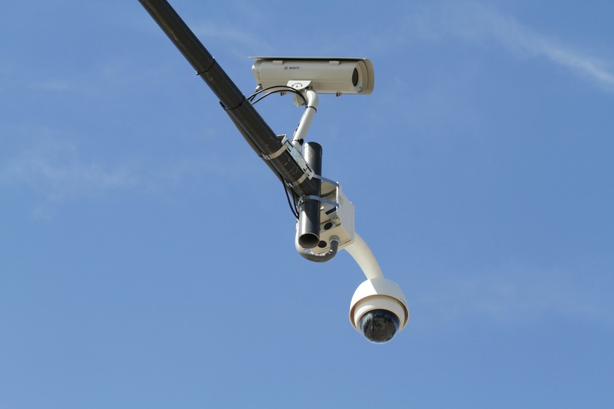 Una cámara de fotomultas en Av. Gob. Freyre y Mendoza.