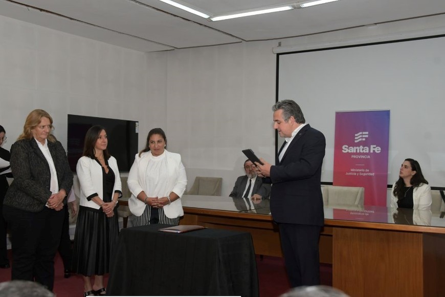 Funcionarios, jefes policiales y del Servicio Penitenciario juraron respetar la nueva Carta Magna provincial. Foto: Manuel Fabatia