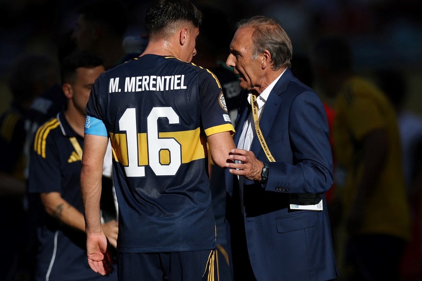 Soccer Football - FIFA Club World Cup - Group C - Boca Juniors v Benfica - Hard Rock Stadium, Miami Gardens, Florida, U.S. - June 16, 2025 
Boca Juniors coach Miguel Angel Russo speaks to Miguel Merentiel during a break in play REUTERS/Hannah Mckay