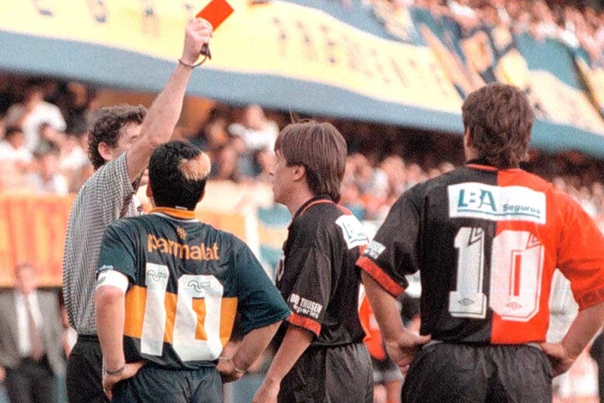 La roja para Toresani, Maradona pegado al referí.