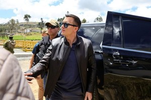 Daniel Noboa fue atacado mientras viajaba en caravana hacia Cañar.