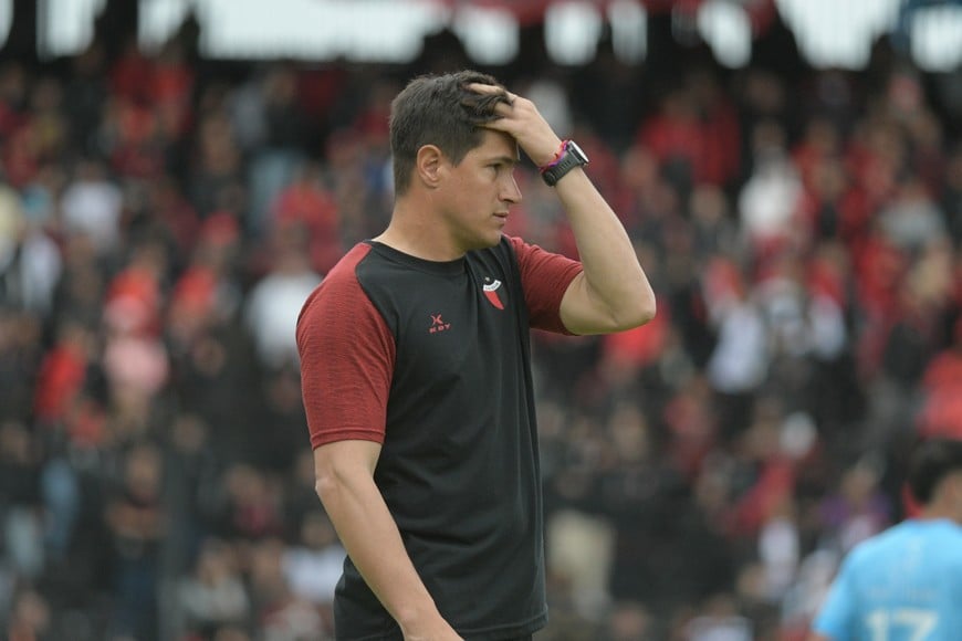 ¿Qué será del futuro de Medrán?. Por ahora, a pesar que el equipo quedó eliminado en la competencia regular, la obligación y el derecho de los jugadores es "seguir entrenando hasta el final del contrato". Por lo pronto, quedaron todos licenciados hasta el lunes y al mando de Medrán. Foto: Manuel Fabatía