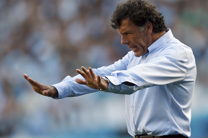 SOCCER-LATAM/ - San Lorenzo de Almagro's head coach Miguel Angel Russo gestures during their Argentine First Division soccer match against Racing Club in Buenos Aires, October 26, 2008.  REUTERS/Marcos Brindicci (ARGENTINA) cancha san lorenzo miguel angel russo campeonato torneo apertura 2008 futbol futbolistas partido san lorenzo racing club