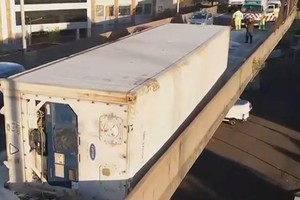 Un camión semirremolque perdió su acoplado