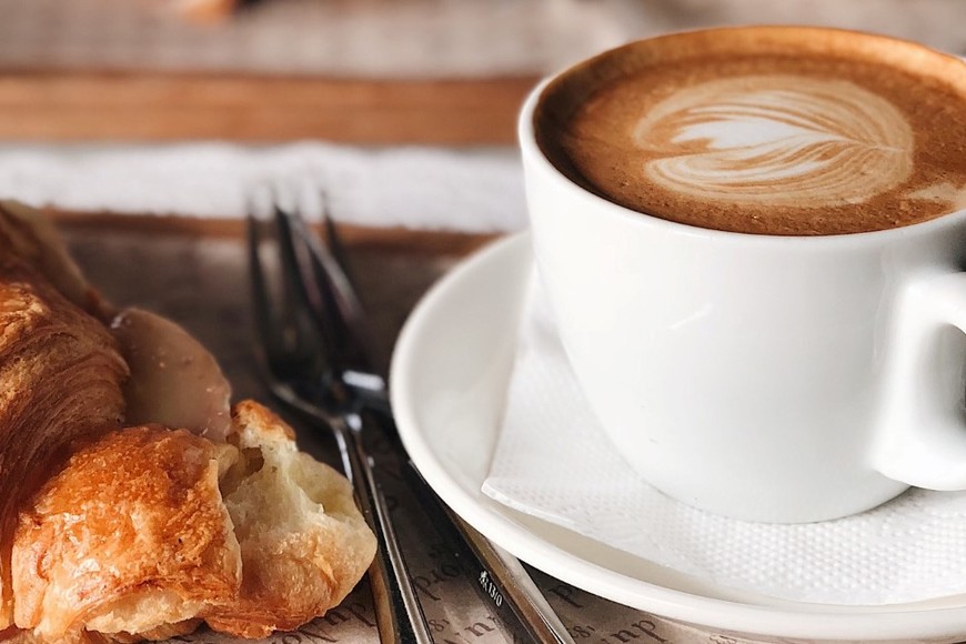 El café también contiene antioxidantes que ayudan a proteger las células del organismo