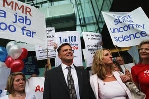 El gastroenterólogo e investigador británico Andrew J. Wakefield, encabezando una manifestación antivacuna.