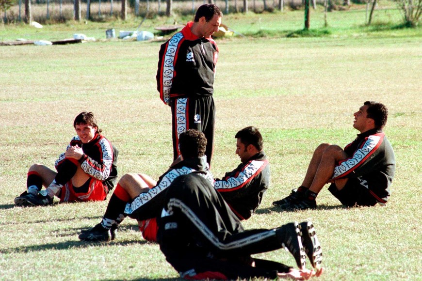 Dirigiendo una práctica. Gorostidi, Medero y Marini captados por la cámara de El Litoral.