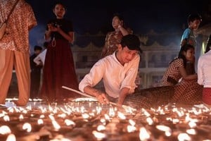 La gente se había reunido en Thadingyut, un festival de luna llena, para celebrar una vigilia con velas.