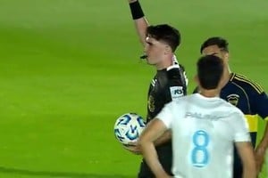 En un gesto de respeto, el árbitro tomó la decisión de suspender el encuentro.