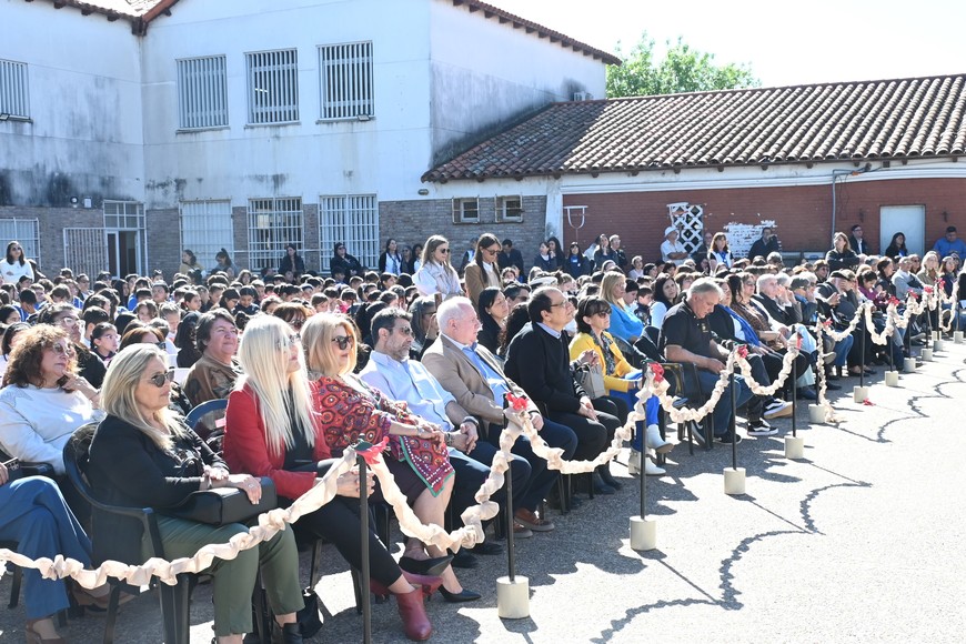 Acto conmemorativo por los 100 años de la Escuela Gregoria Pérez de Denis, donde exalumnos, docentes y autoridades se reunieron para celebrar un siglo de educación. Foto: Flavio Raina