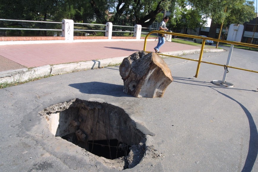 Tras el análisis realizado por una comisión técnica, la Municipalidad comenzará con las obras de reparación del puente del Parque Juan de Garay, ubicado sobre calle Salvador Caputto, afectado por un socavón. 

MCSF.
