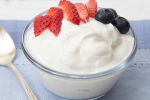 Puede endulzarse con miel, combinarse con frutas o frutos secos