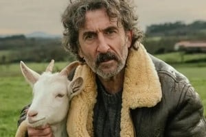 La serie combina humor con reflexiones sobre diferencias sociales y adaptación a cambios.