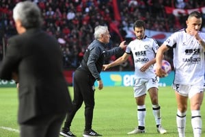 En Colón sin ser DT de Unión. El partido se disputó el 29 de mayo de 2023 y fue un electrizante 2-2 con el Colón de Gorosito. Luego se volverían a cruzar: Leo DT de Gimnasia y el Sabalero en el desempate del descenso. Foto: Pablo Aguirre