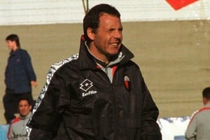Con el buzo de Colón. 12 partidos dirigió Russo al sabalero.