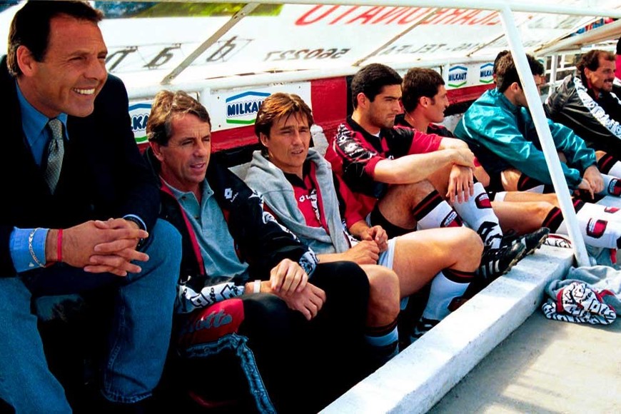 En el banco rojinegro, con Lalo Vega, Toresani, Aquino y Morant en primera plana.