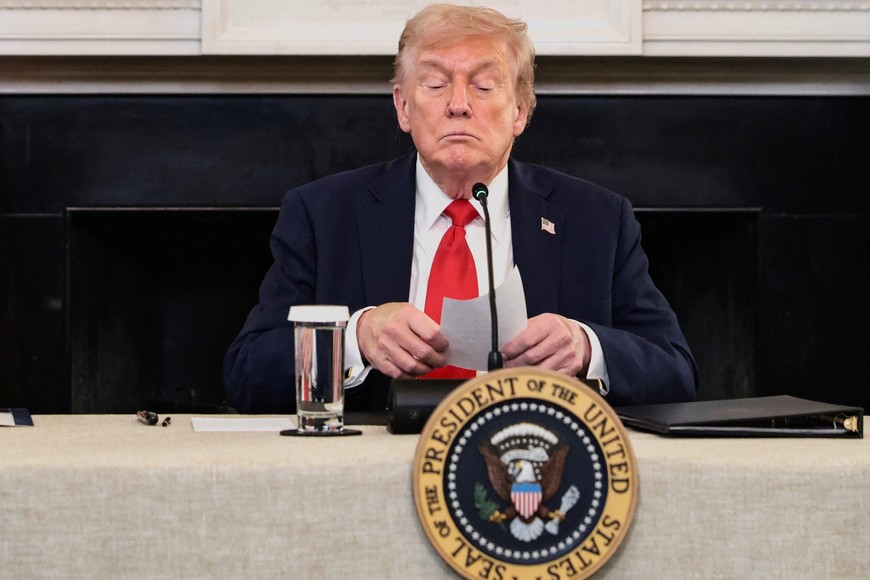 U.S. President Donald Trump holds a note that was handed to him by U.S. Secretary of State Marco Rubio during a roundtable on antifa, an anti-fascist movement Trump designated a domestic "terrorist organization" via executive order on September 22, at the White House in Washington, D.C., U.S., October 8, 2025. REUTERS/Evelyn Hockstein     TPX IMAGES OF THE DAY