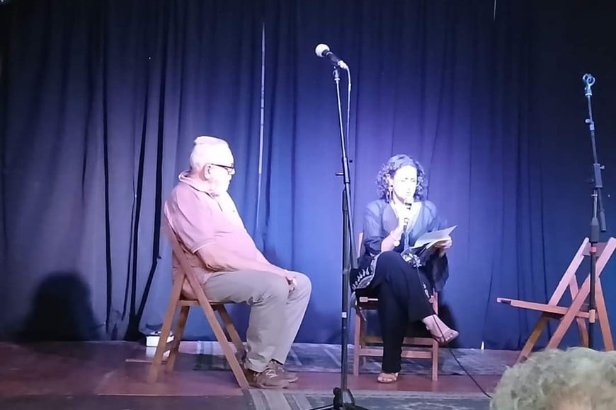 Dos escritores, en plena práctica lectora (edición 2024). Crédito: Archivo