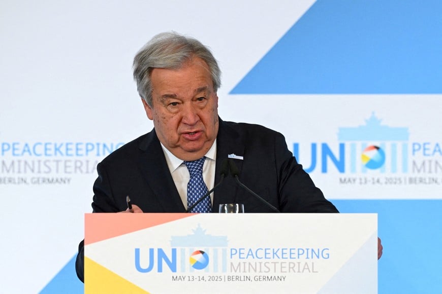 FILE PHOTO: UN Secretary-General Antonio Guterres attends a press conference with German Foreign Minister Johann Wadephul and German Defence Minister Boris Pistorius, during the United Nations Peacekeeping Ministerial, an international conference on peacekeeping missions, in Berlin, Germany May 14, 2025. REUTERS/Annegret Hilse/File Photo