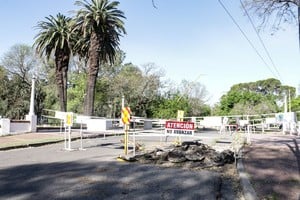Tras el análisis realizado por una comisión técnica, la Municipalidad comenzará con las obras de reparación del puente del Parque Juan de Garay, ubicado sobre calle Salvador Caputto, afectado por un socavón. 

MCSF.