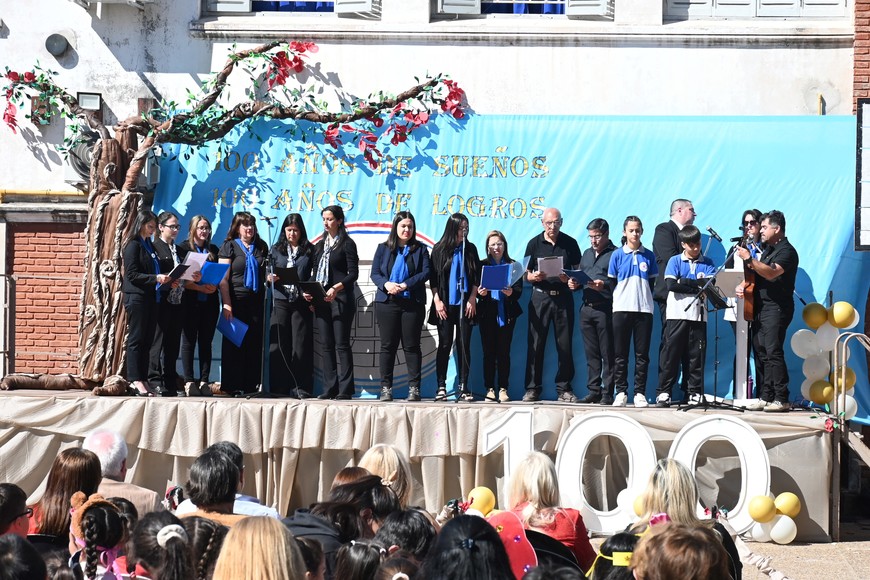 La escuela acompañó los cambios sociales, pedagógicos y tecnológicos, manteniendo su identidad y su fuerte vinculación con el barrio. Foto: Flavio Raina