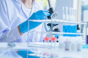 La medida busca fortalecer la calidad de los estudios y la protección de los participantes.