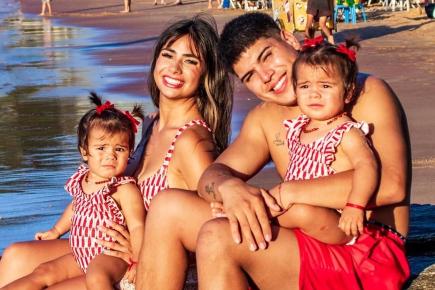 Thiago Medina junto a Daniela Celis y sus hijas.