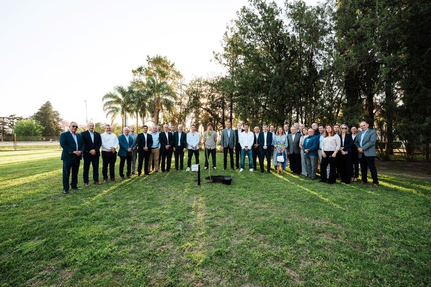 El equipo plantó un árbol como símbolo de compromiso y crecimiento compartido.